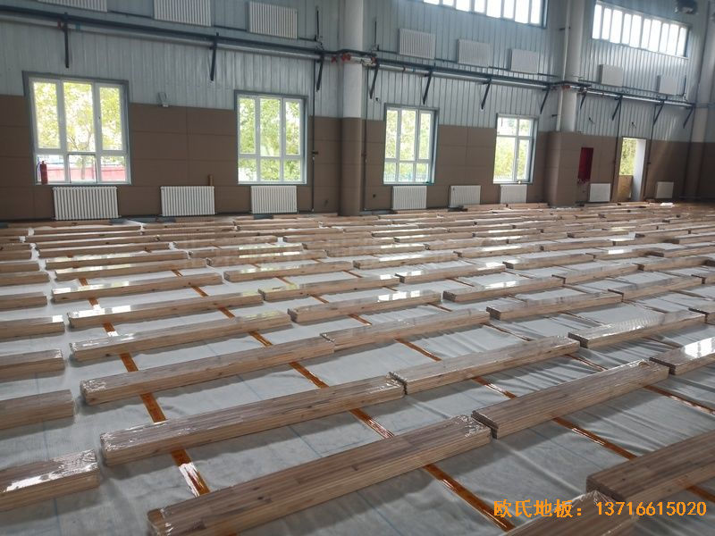 新疆克拉瑪依市獨(dú)山子虹園小區(qū)體育館運(yùn)動(dòng)木地板安裝案例
