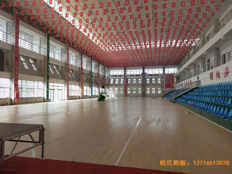 鄂爾多斯準(zhǔn)格爾旗世紀(jì)中學(xué)體育地板施工案例