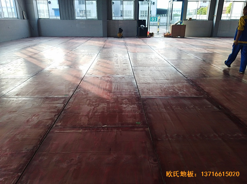 安徽懷寧縣新明源電力公司羽毛球館運(yùn)動(dòng)木地板施工案例4