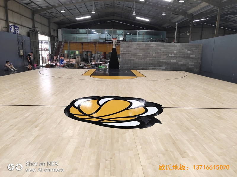 泉州僑鄉(xiāng)壹噸籃球場運動地板施工案例3