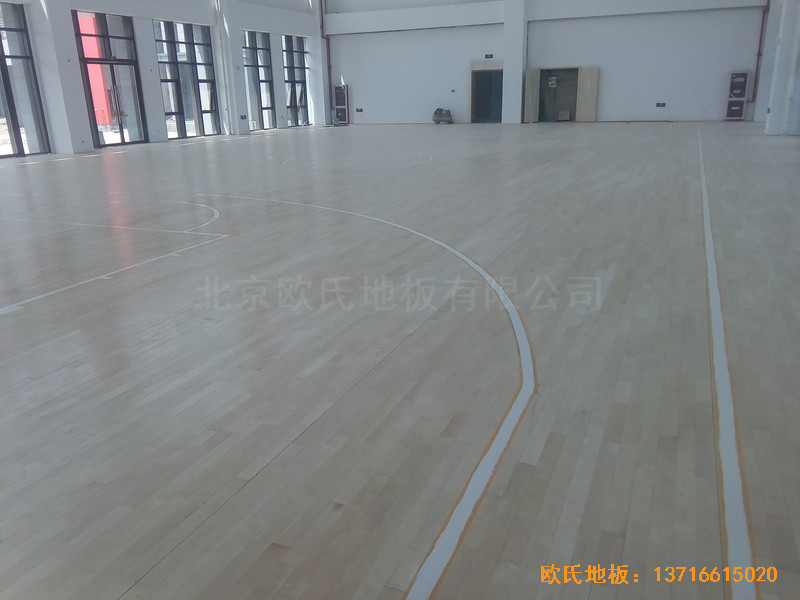 江蘇常卅市都市科技園籃球館運(yùn)動(dòng)木地板鋪裝案例0