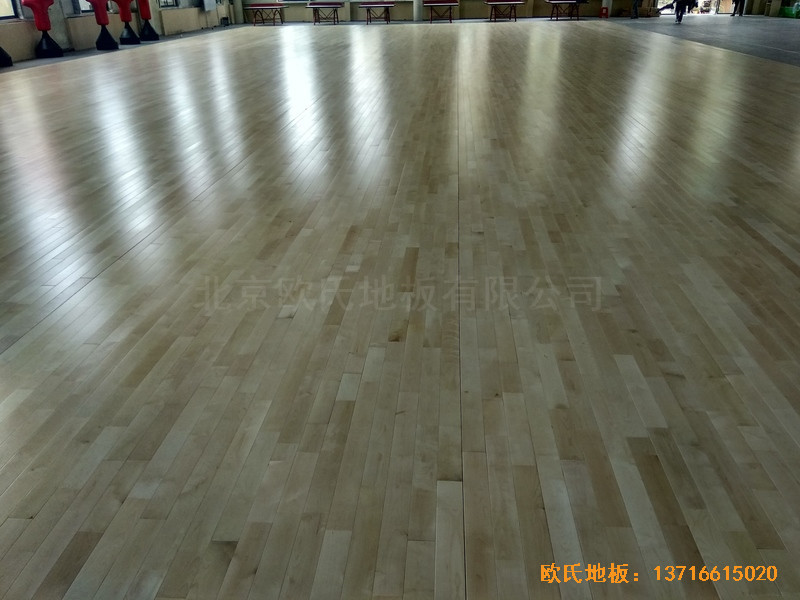 江蘇虎腰村愛爾行業(yè)學(xué)校運動館體育木地板施工案例4