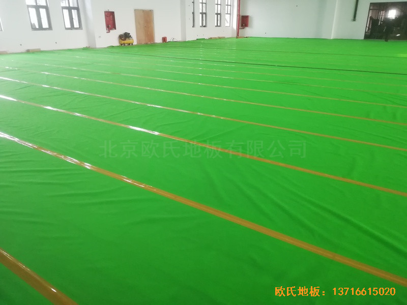 江蘇連云港徐圩小學(xué)籃球館運(yùn)動木地板施工案例3
