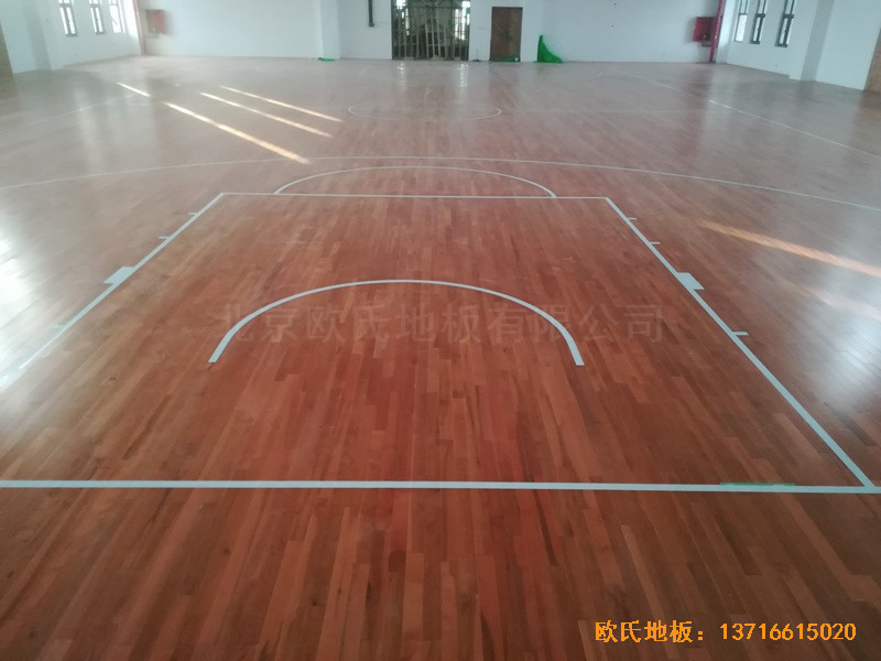 江蘇連云港徐圩小學(xué)籃球館運(yùn)動木地板施工案例6