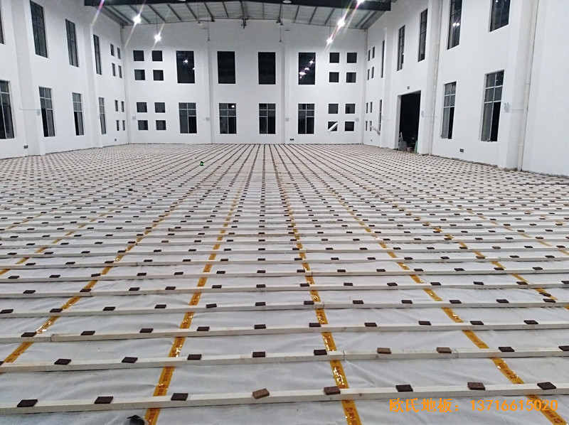江西鷹潭余江縣工業(yè)園區(qū)籃球館體育木地板鋪設案例1