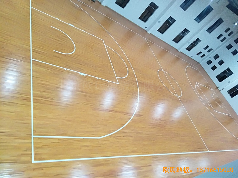江西鷹潭余江縣工業(yè)園區(qū)籃球館體育木地板鋪設案例3