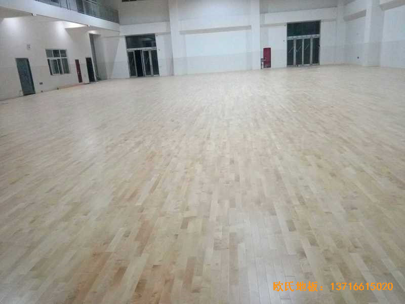河南洛陽伊水小學籃球館運動木地板施工案例4
