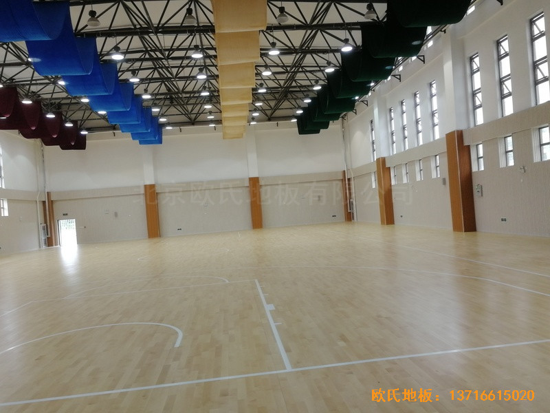 濟(jì)南錦繡城小學(xué)籃球館運(yùn)動(dòng)木地板施工案例1