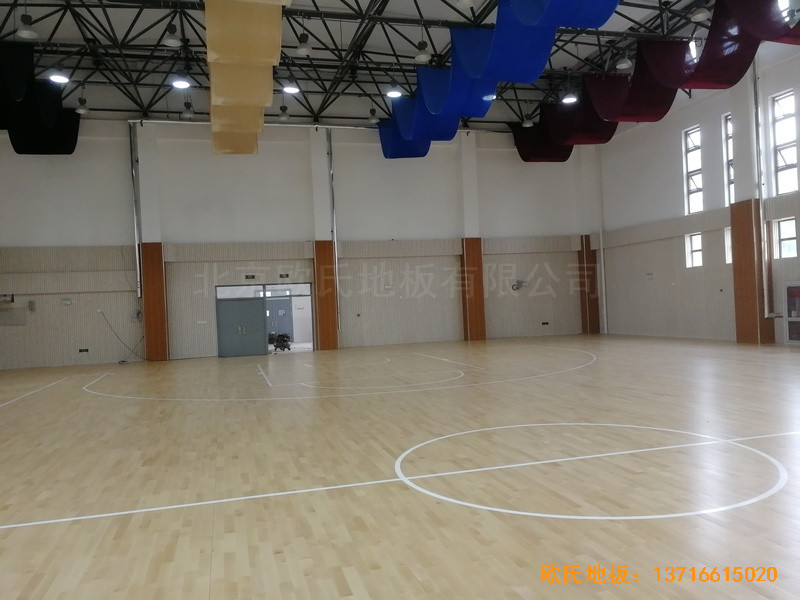 濟(jì)南錦繡城小學(xué)籃球館運(yùn)動(dòng)木地板施工案例2