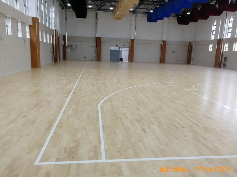 濟(jì)南錦繡城小學(xué)籃球館運(yùn)動(dòng)木地板施工案例3