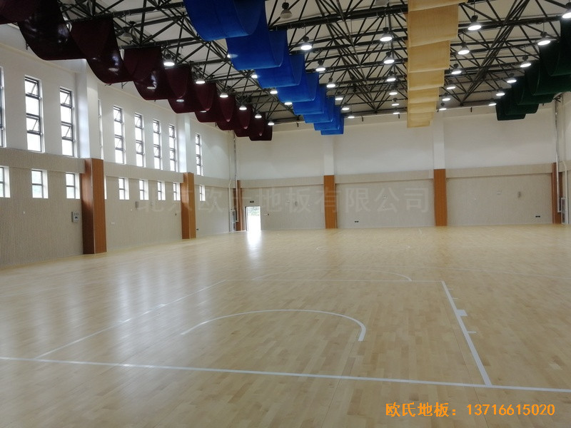 濟(jì)南錦繡城小學(xué)籃球館運(yùn)動(dòng)木地板施工案例5