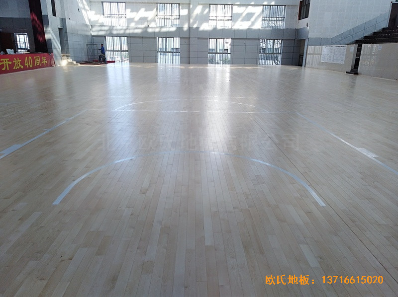 湖南衡陽(yáng)生物環(huán)境技術(shù)學(xué)院籃球館體育木地板鋪設(shè)案例0