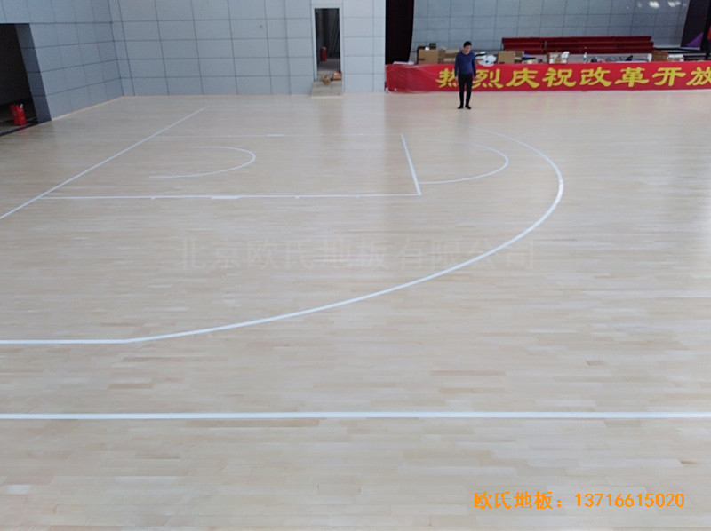 湖南衡陽(yáng)生物環(huán)境技術(shù)學(xué)院籃球館體育木地板鋪設(shè)案例4