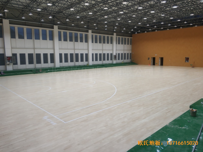 云南富寧一中籃球館運(yùn)動(dòng)木地板鋪裝案例3