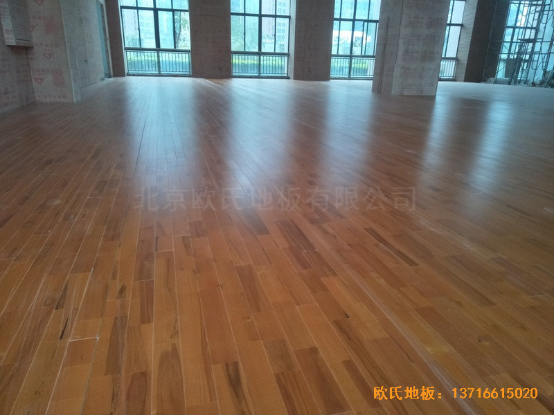 福建泉州海關(guān)橋南運動場體育木地板鋪設(shè)案例0