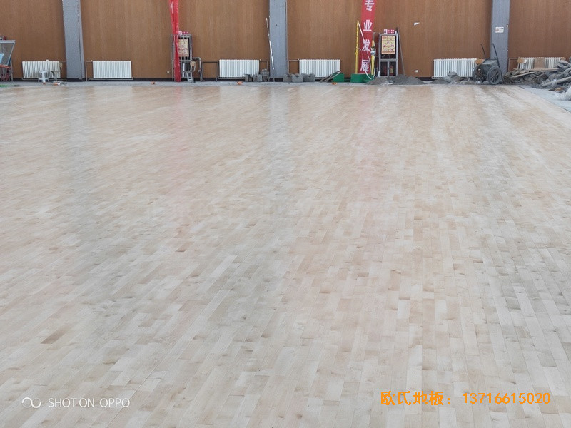 西寧世紀(jì)職業(yè)技術(shù)學(xué)校籃球館體育地板施工案例3