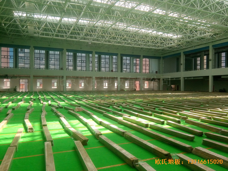 陜西安康職業(yè)技術(shù)學(xué)院籃球館運(yùn)動(dòng)木地板施工案例1