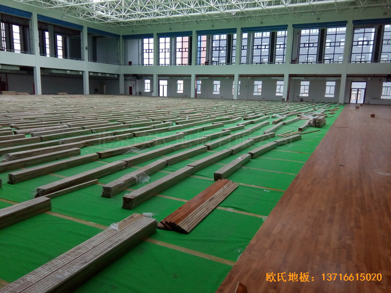 陜西安康職業(yè)技術(shù)學(xué)院籃球館運(yùn)動(dòng)木地板施工案例2