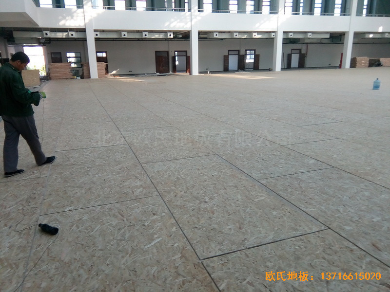陜西安康職業(yè)技術(shù)學(xué)院籃球館運(yùn)動(dòng)木地板施工案例3