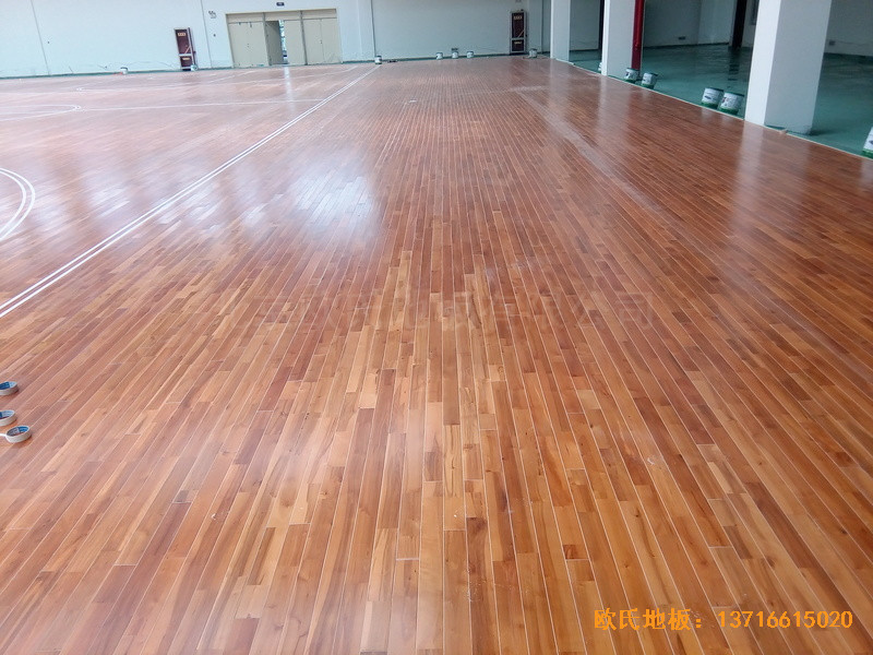 陜西安康職業(yè)技術(shù)學(xué)院籃球館運(yùn)動(dòng)木地板施工案例4
