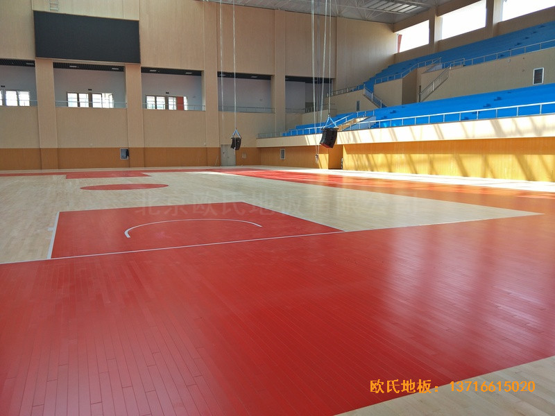 云南楚雄醫(yī)專學(xué)院籃球館運動木地板鋪設(shè)案例5