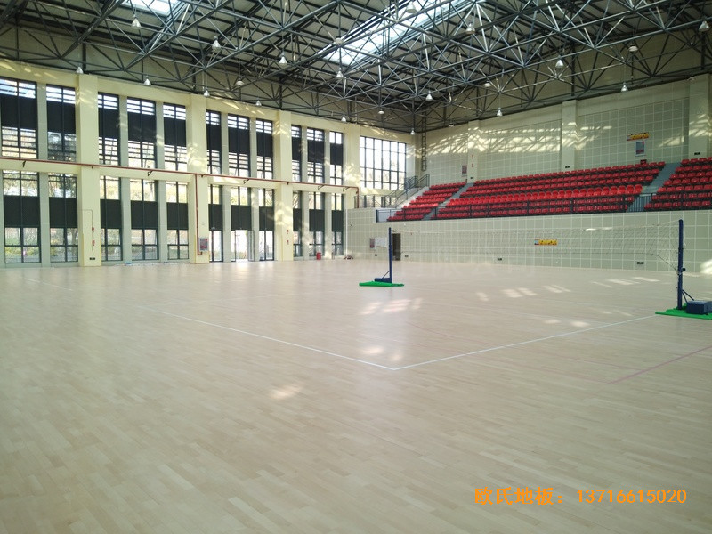 云南滇西技術(shù)大學(xué)總部籃球館運(yùn)動木地板施工案例3