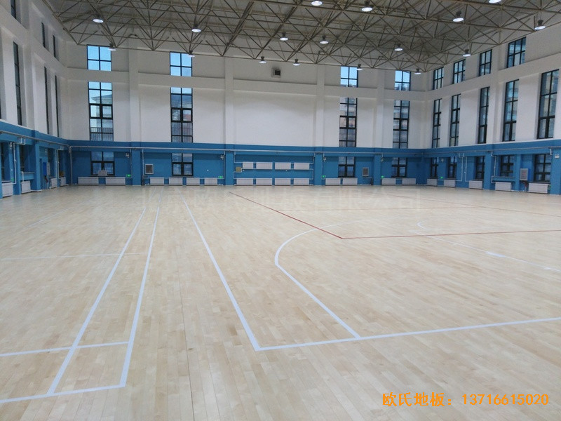 內(nèi)蒙古扎蘭屯職業(yè)學院籃球館體育木地板鋪裝案例1