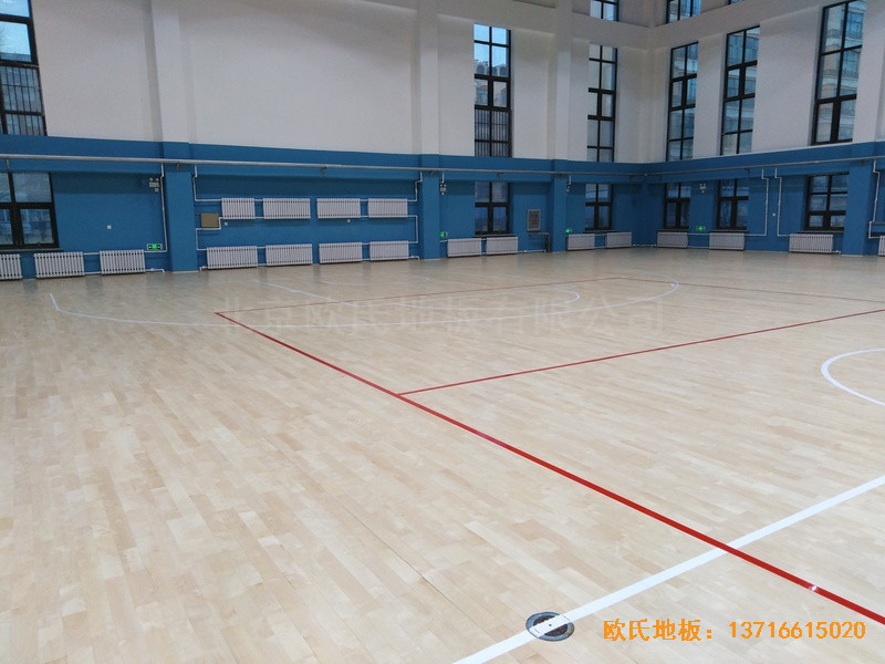 內(nèi)蒙古扎蘭屯職業(yè)學院籃球館體育木地板鋪裝案例2