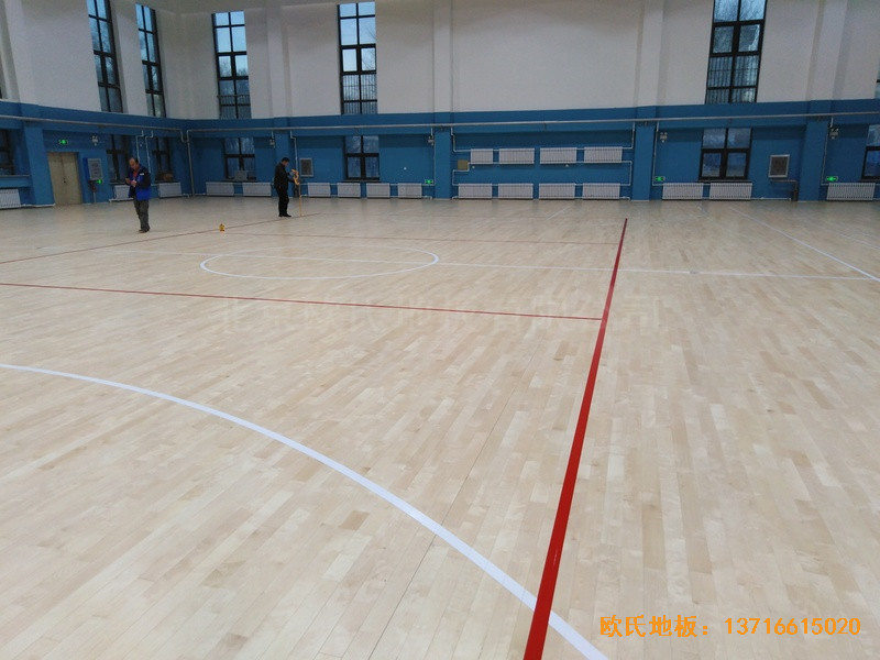內(nèi)蒙古扎蘭屯職業(yè)學院籃球館體育木地板鋪裝案例3