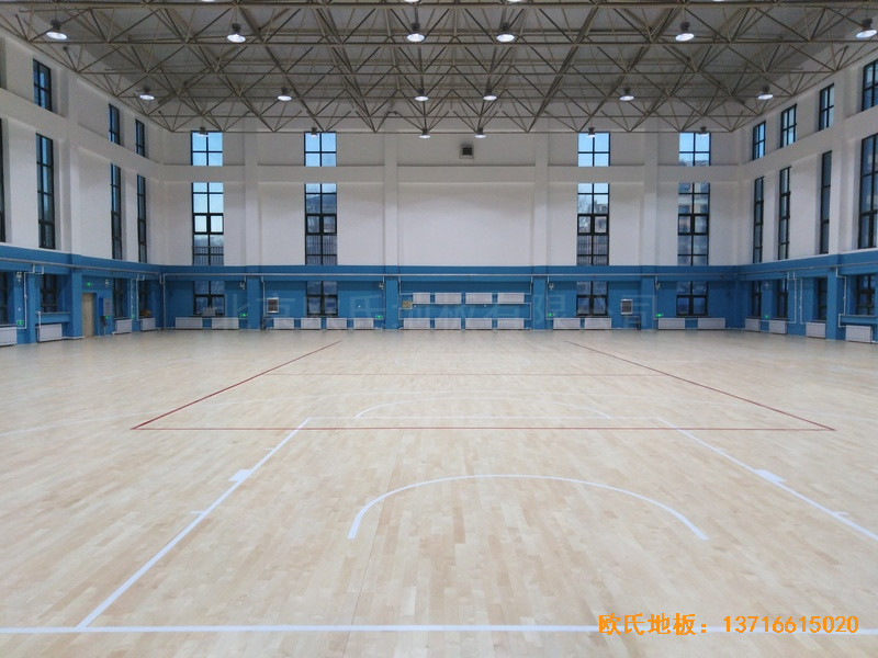 內(nèi)蒙古扎蘭屯職業(yè)學院籃球館體育木地板鋪裝案例5