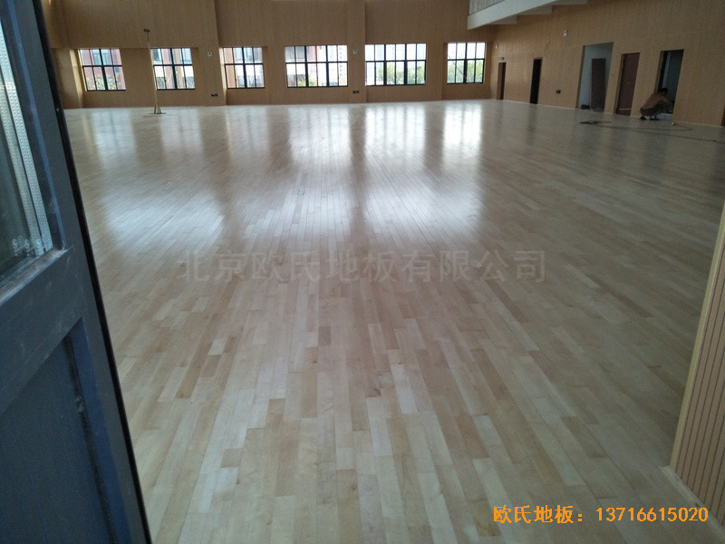 上海松江區(qū)佘北學(xué)校運(yùn)動(dòng)館運(yùn)動(dòng)木地板安裝案例4