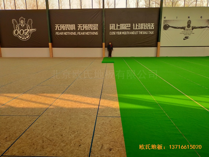 山東北環(huán)路平安行駕校籃球館體育木地板鋪裝案例3