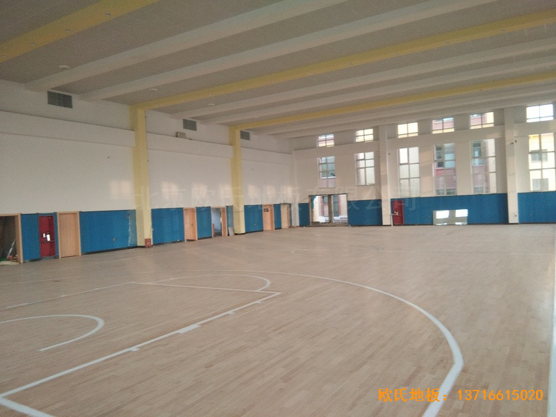 山東李滄徐水路小學(xué)籃球館運(yùn)動(dòng)木地板鋪設(shè)案例0