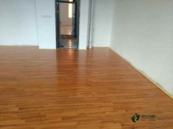 中等體育場地地板施工團(tuán)隊